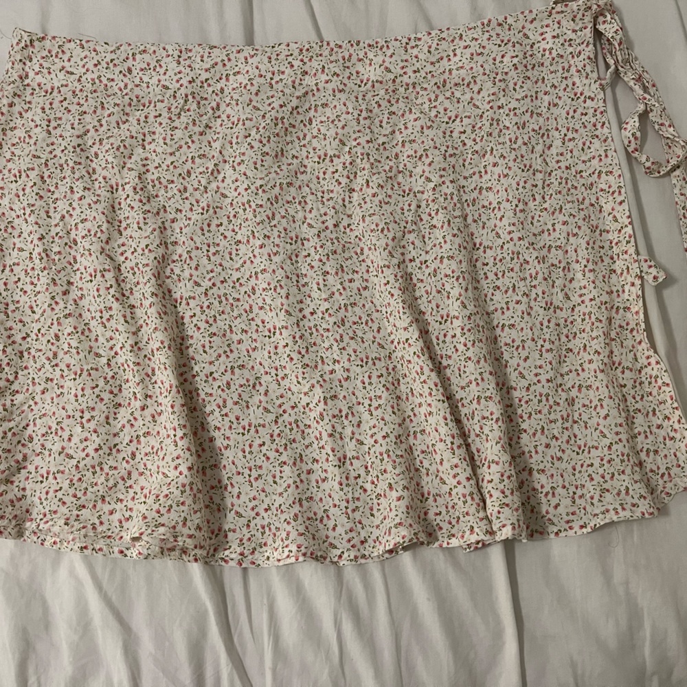Brandy Melville white floral one size wrap around skirt NWOT